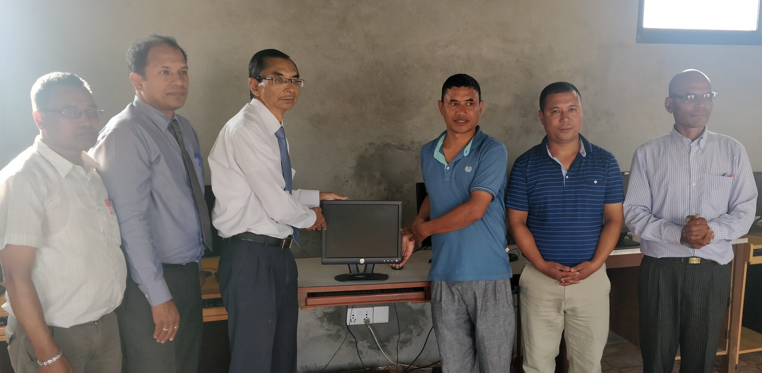 विद्यालयलाई हिमालय बैंकको कम्प्युटर सहयोग