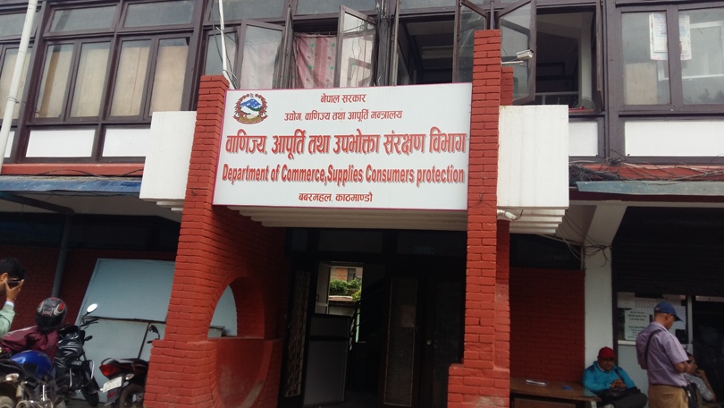 काठमाडौंका विभिन्न पसलहरुमा सरकारी अनुगमन