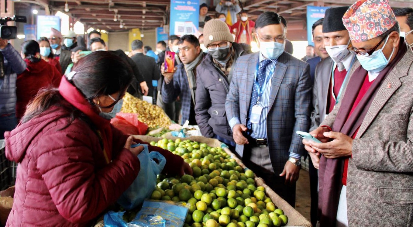 तिनकुने स्थित हरित सामुदायिक कृषि बजारमा माछापुच्छ्रे बैंकको क्युआर कोड सेवा