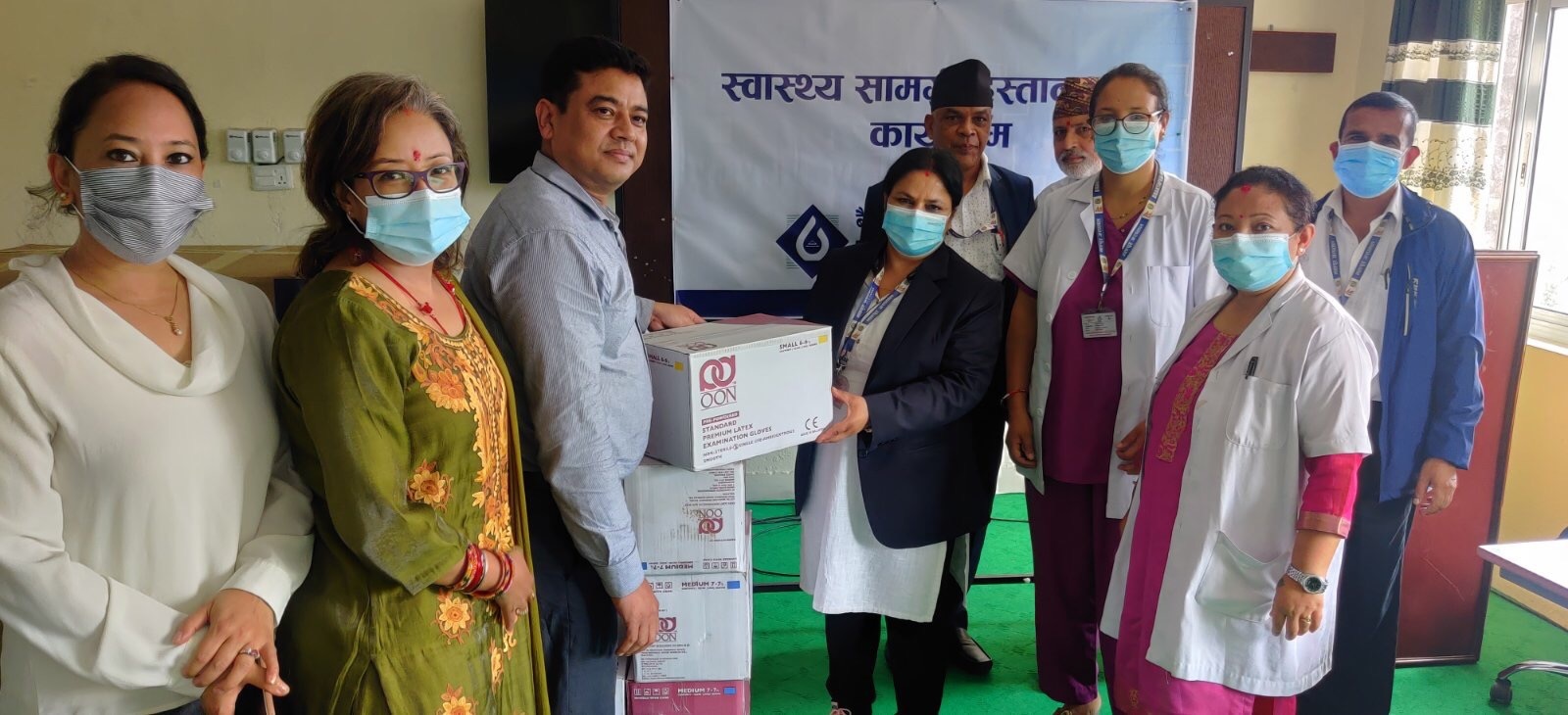 बैंक अफ काठमाण्डूद्वारा भक्तपुर अस्पताललाई स्वास्थ्य साम्रगी प्रदान