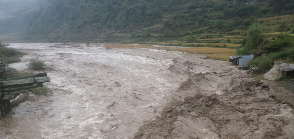 बाढी, पहिरो र डुबानले तीन दिनमा १८ को मृत्यु, ३३ सम्पर्कविहीन