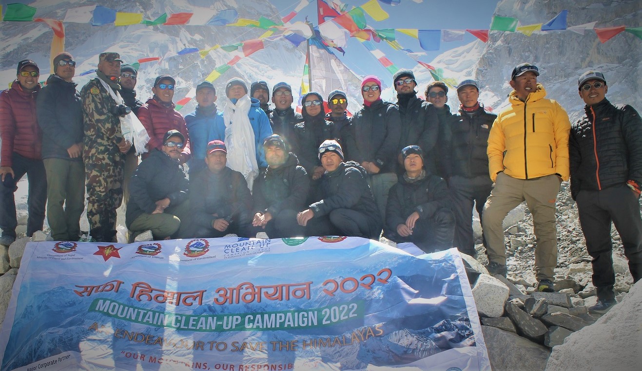 नेपाली सेनाको नेतृत्वमा ‘सफा हिमाल अभियानको टोली पुग्यो आधार शिविरमा