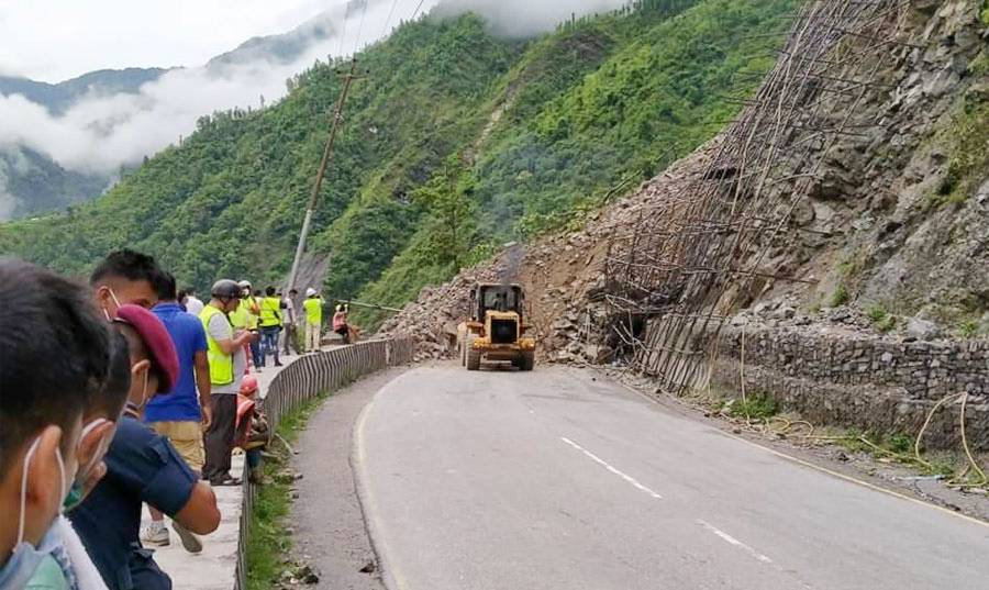 नारायणगढ-मुग्लिन सडकमा दैनिक ४ घण्टा सवारी आवागमन रोकिने