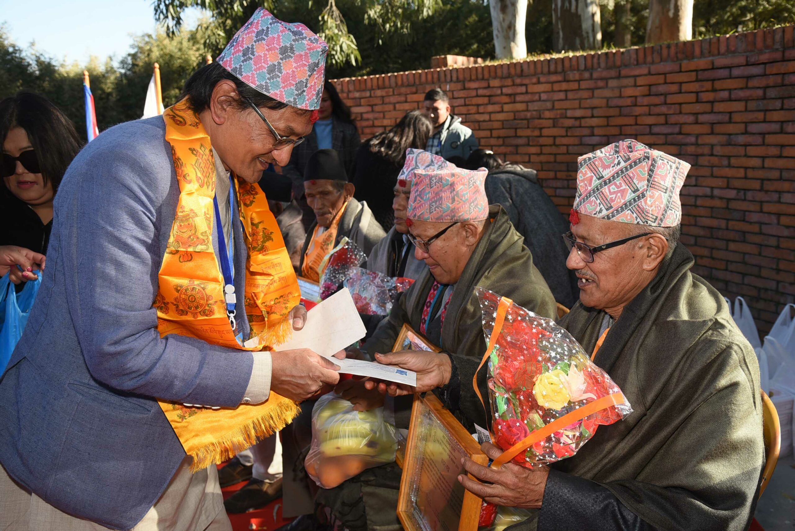 हस्तकला मेलामा ज्येष्ठ तथा वरिष्ठ कलाकार सम्मानित