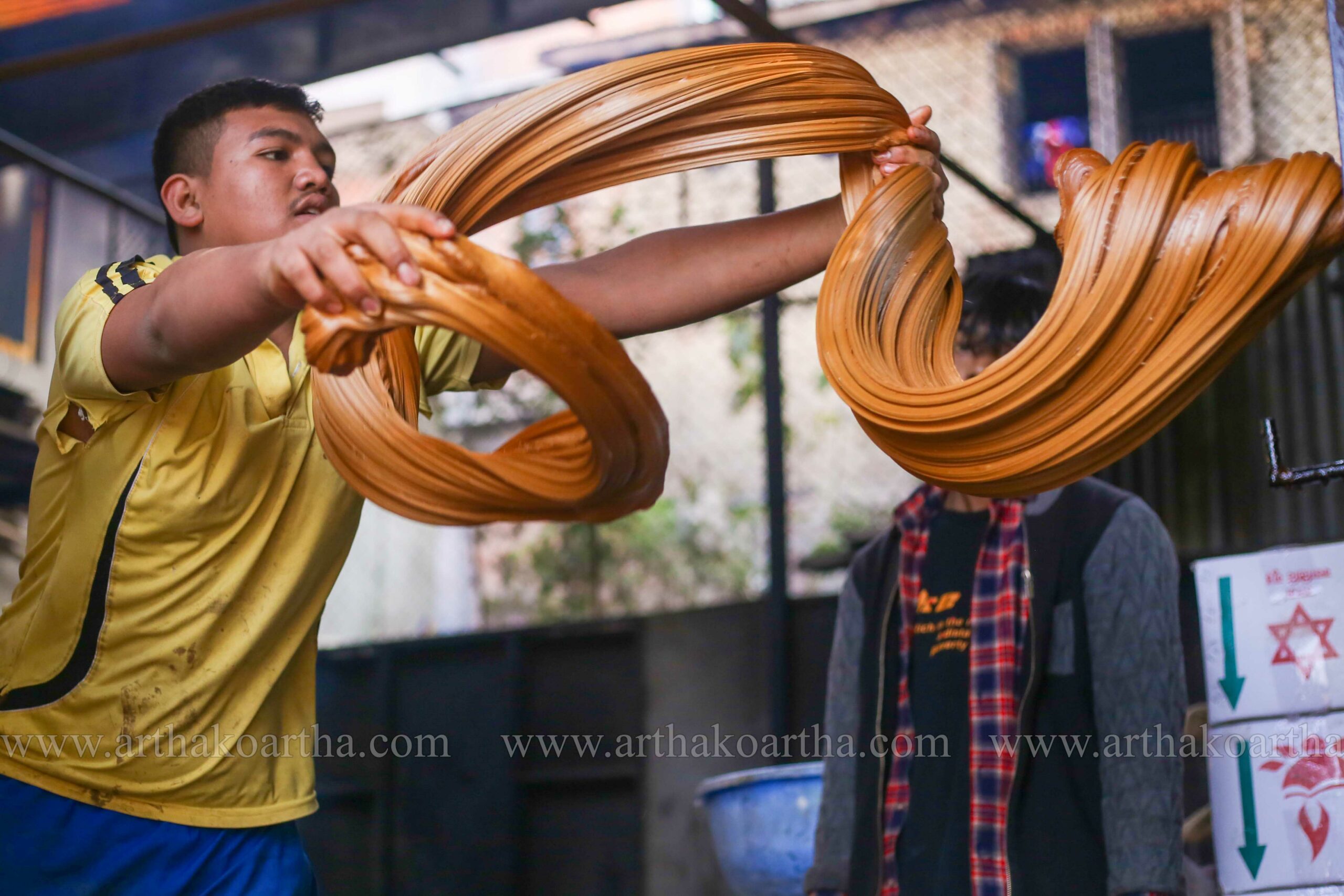 माघे संक्रान्ति नजिकिएसँगै चाकु बनाउने चटाराे (फाेटाेफिचर)