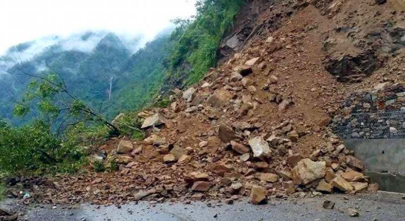 मनाङमा ३५ किलोमिटरमा ३५ पहिरा, आवतजावत पूर्ण रुपमा अवरुद्ध