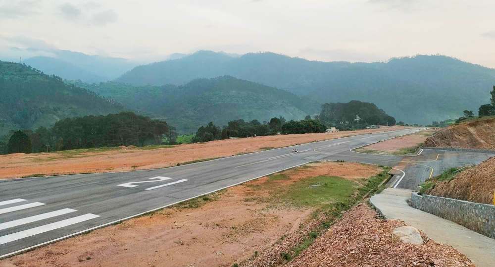 विमानस्थलकाे धावनमार्ग जहाँ बस्दैन जहाज,  टिकटक बनाउँछन् स्थानिय