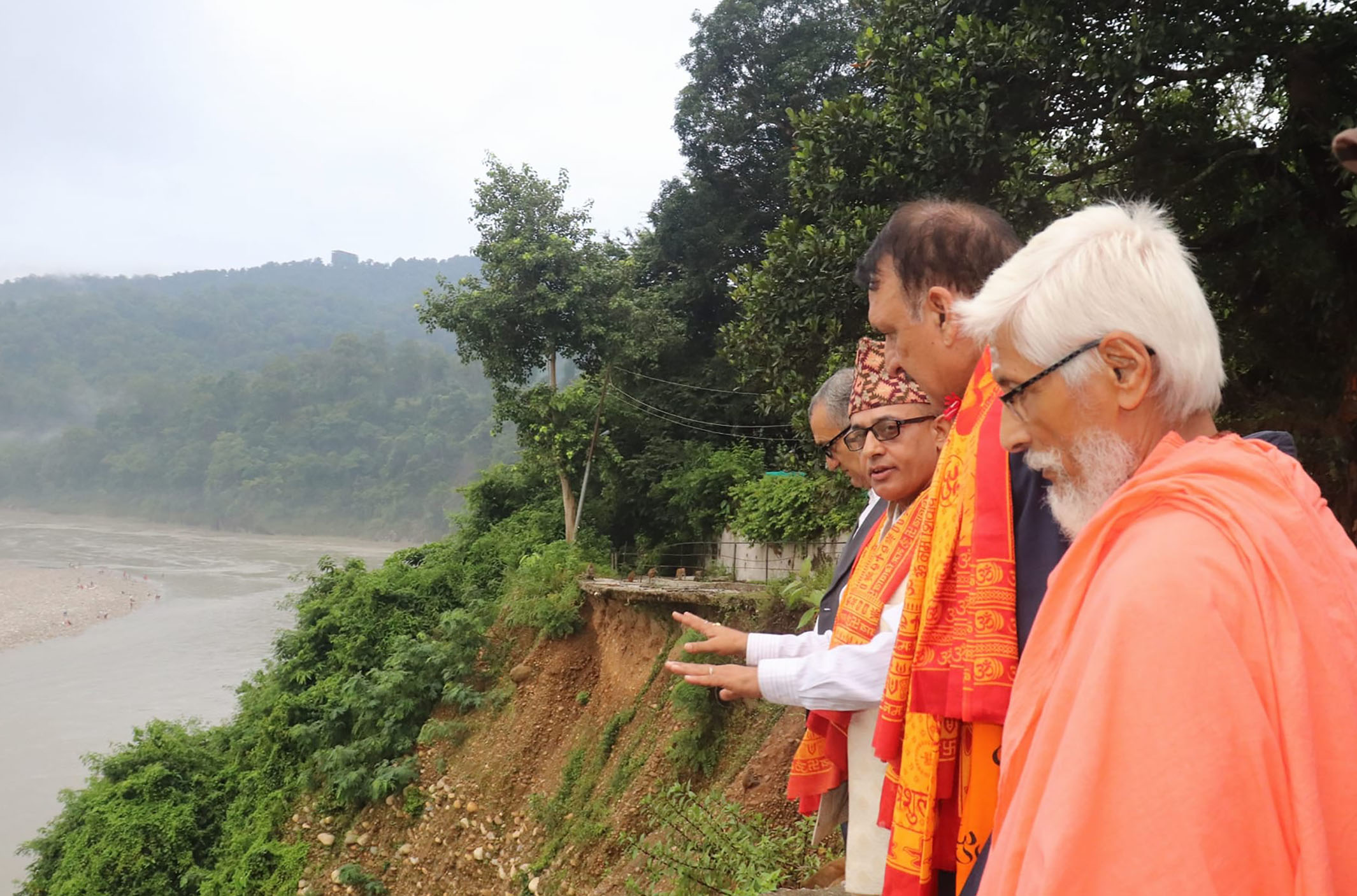 गलेश्वर आश्रमको पहिरो निरीक्षणमा अर्थमन्त्री डा महत