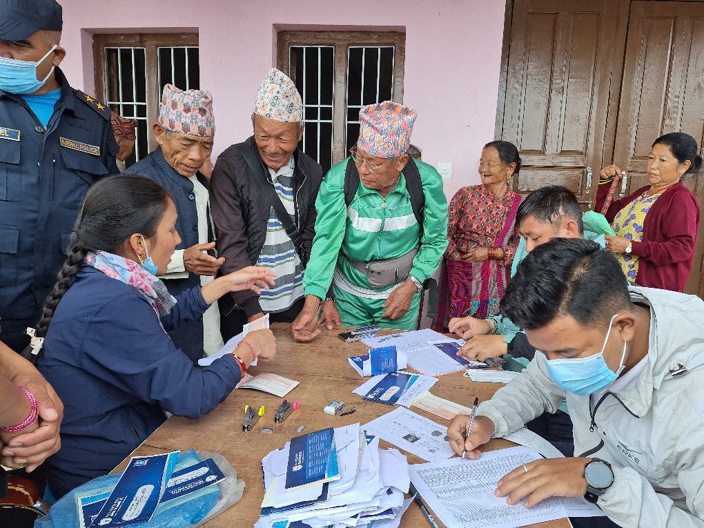 सामाजिक सुरक्षाभत्ता घरघरमै वितरण गर्दै