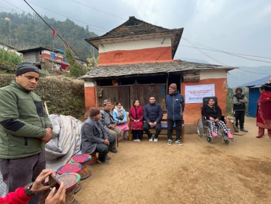 धौलागिरी लघुवित्तद्वारा अशक्तलाई ह्वीलचेयर वितरण