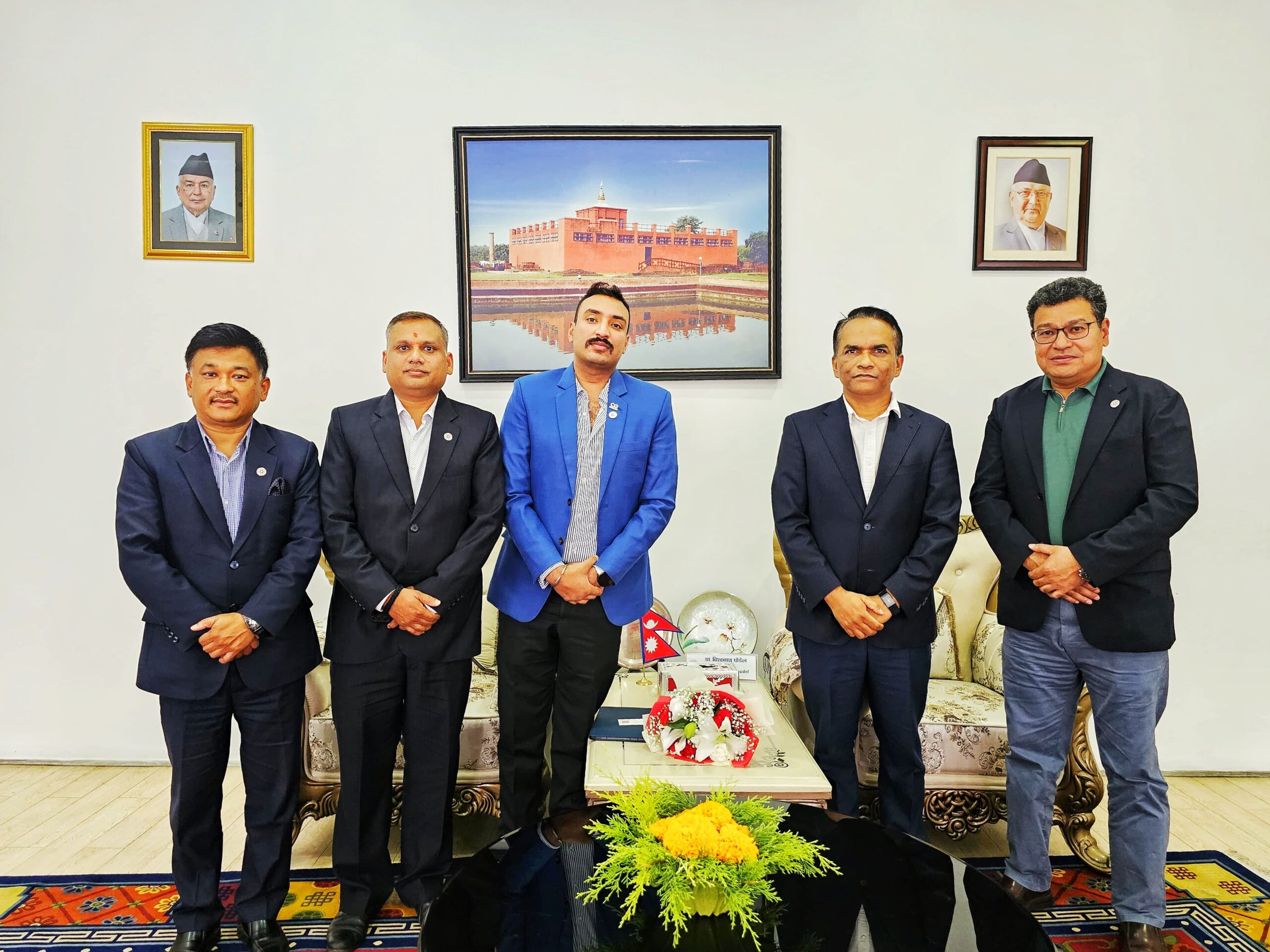 गभर्नर डा. विश्वनाथ पौडेल र नाडाका अध्यक्ष चौधरी बीच भेटवार्ता (मौद्रिक नीतिसंग सम्बन्धित अटोमोबाइल क्षेत्रका समस्याहरुको नीतिगत सुधारका लागि पाँच बुँदे सुझाव प्रस्तुत )