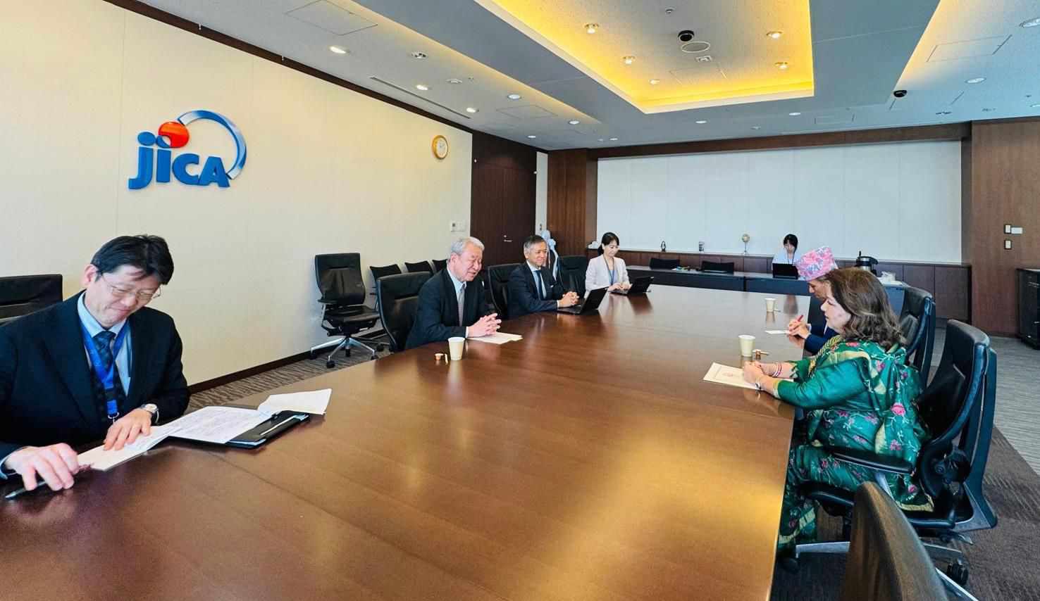जापान भ्रमणमा परराष्ट्रमन्त्री डा. देउवाको कूटनीतिक सक्रियता, JICA प्रमुखसँग बहुआयामिक सहकार्यबारे छलफल