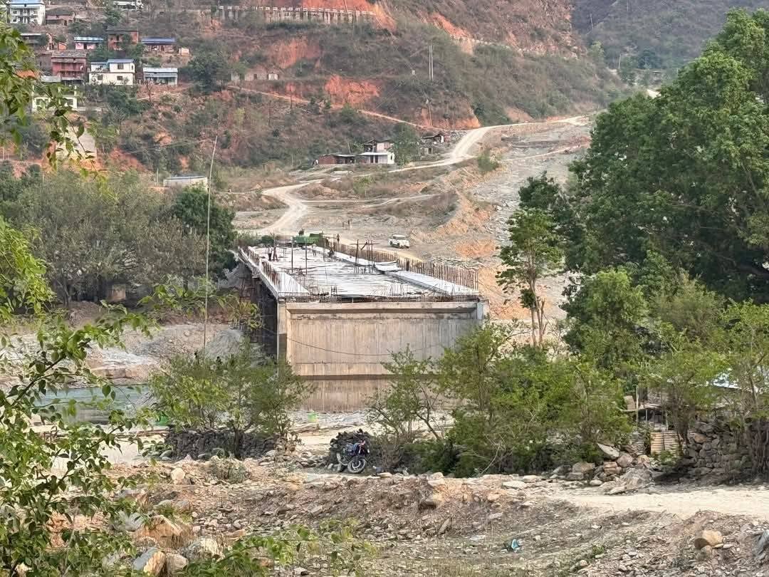 निर्माण गर्दागर्दै भत्कियो तामाकोसी माथिको ठेडीखोलाको पुल, दोषि को ?