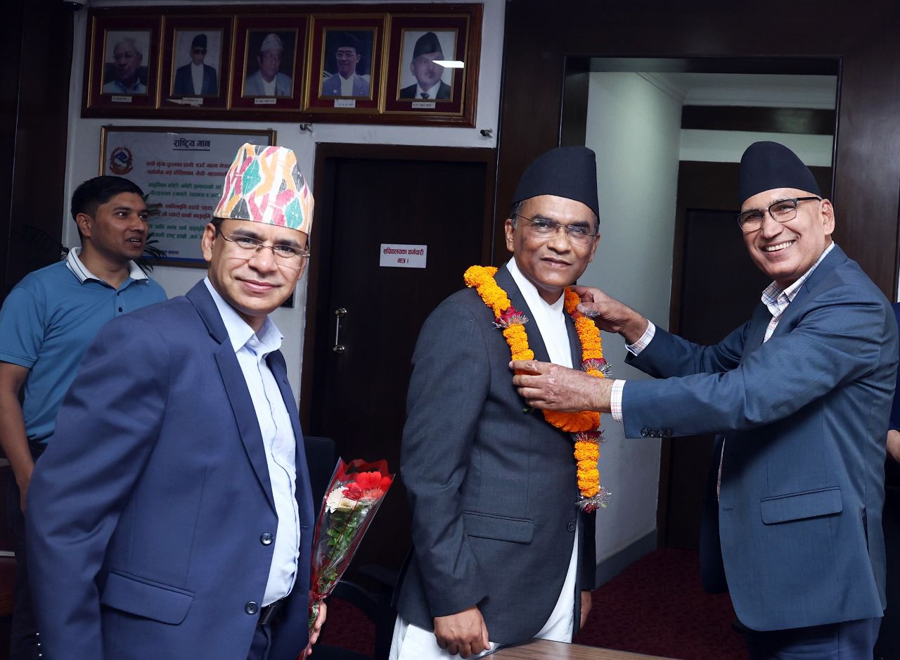 अर्थमन्त्री विष्णुप्रसाद पौडेल र गभर्नर डा. विश्व पौडेलबीच भेटवार्ता, समन्वयात्मक आर्थिक मार्गचित्रमा जोड