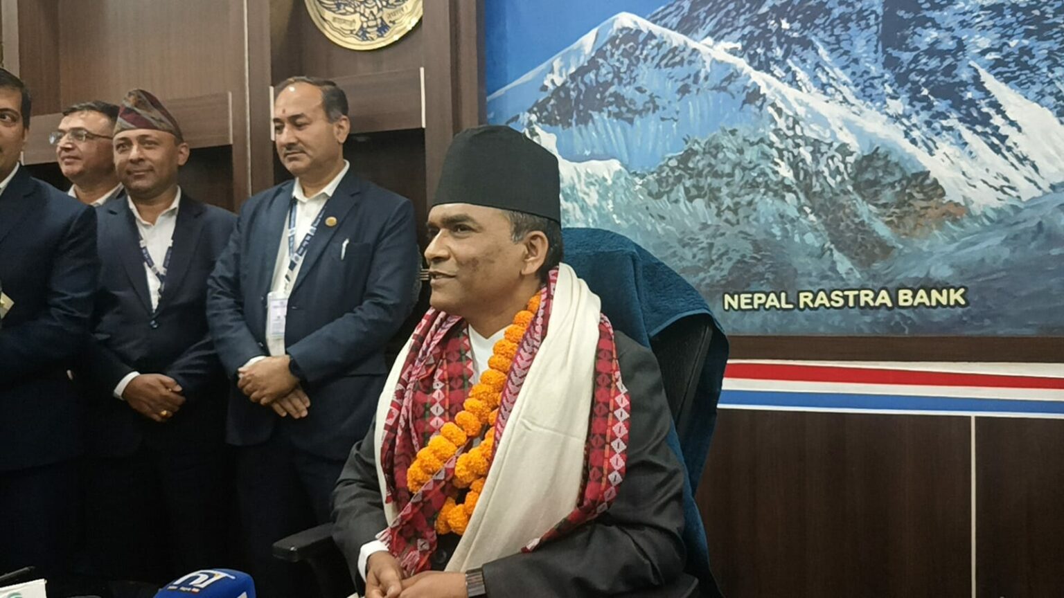 डा. विश्व पौडेलले नेपाल राष्ट्र बैंकको गभर्नरको रूपमा पदभार ग्रहण गरे, मौद्रिक नीति र सुपरिवेक्षण क्षमतालाई प्राथमिकता