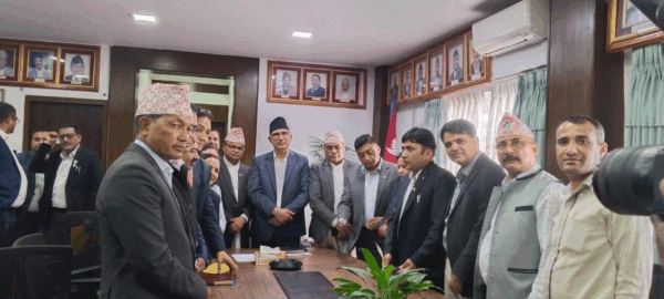 बजेटमा आफ्ना माग समेट्न स्थानीय तह कर्मचारी संघले अर्थमन्त्रीलाई बुझायो १० बुँदे ज्ञापनपत्र