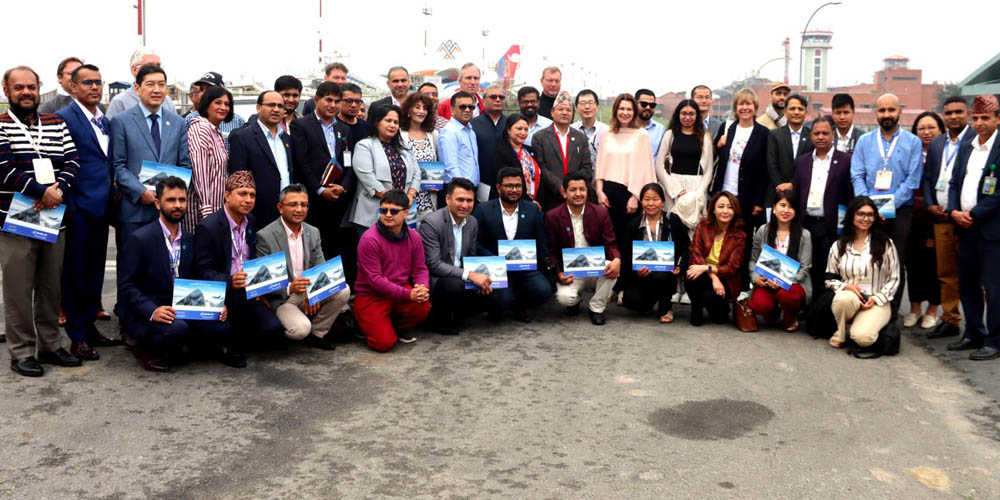 सगरमाथा संवादका विदेशी अतिथिलाई हिमालय अवलोकनका लागि विशेष हवाई उडान
