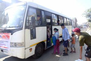 सार्वजनिक यातायात ठप्प भएपछि यात्रु सहायता गर्न नेपाल प्रहरीका दुई बस सञ्चालनमा, निःशुल्क सेवा