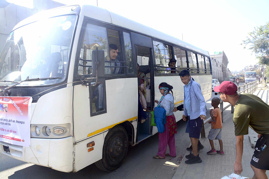 सार्वजनिक यातायात ठप्प भएपछि यात्रु सहायता गर्न नेपाल प्रहरीका दुई बस सञ्चालनमा, निःशुल्क सेवा