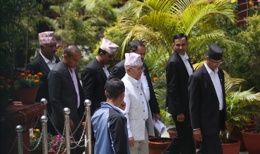 पूर्वप्रधानमन्त्री माधव कुमार नेपाल विशेष अदालतमा हाजिर हुँदै: पतञ्जलिलाई गैरकानुनी जग्गा उपलब्ध गराएको आरोप