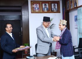 अर्थमन्त्री पौडेल समक्ष पोखरेलले लिए बीमा प्राधिकरण अध्यक्षको सपथ