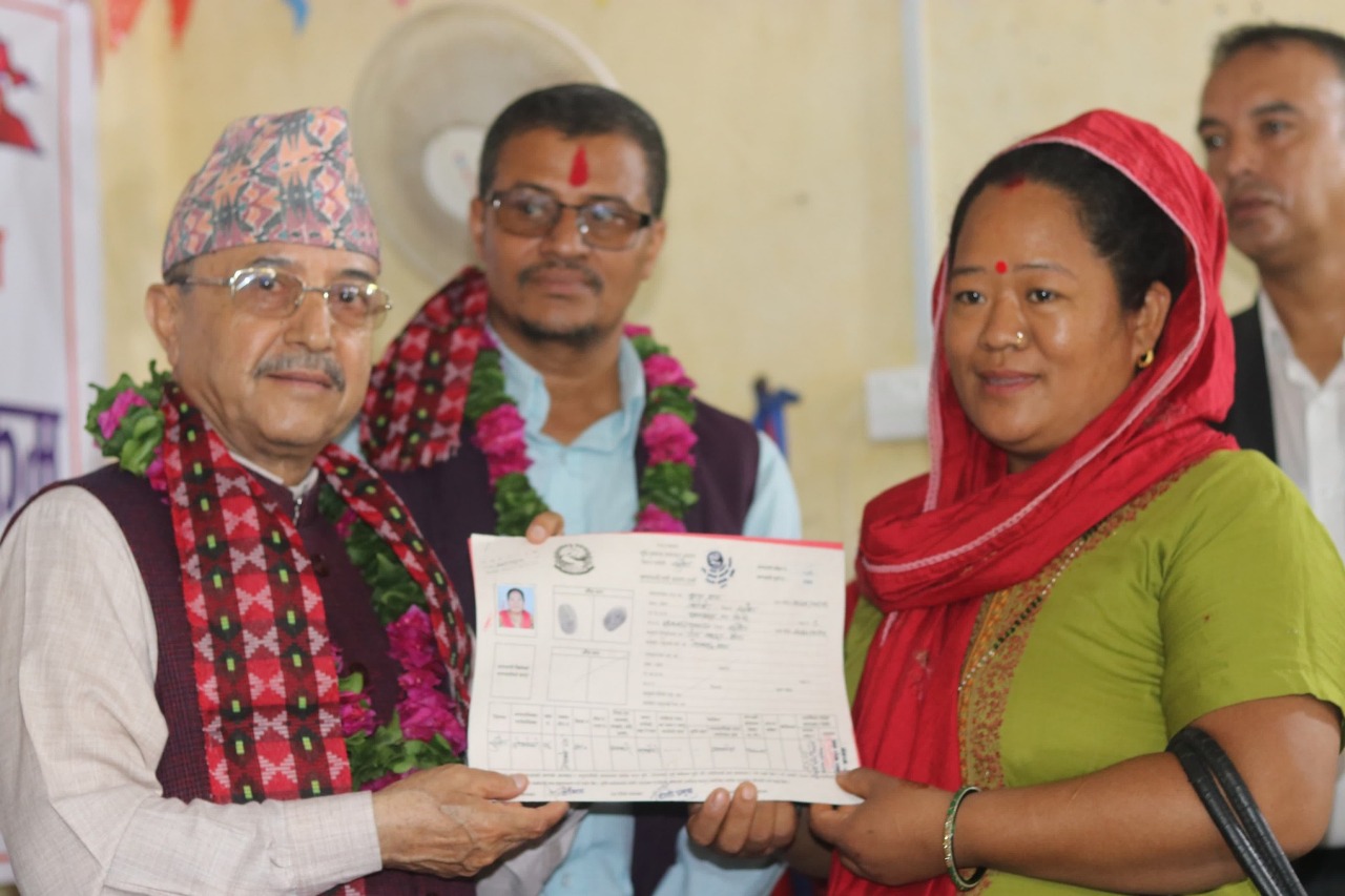 उपसभापति खड्काले बाँडे २ सय ४७ परिवारलाई जग्गाधनी पूर्जा