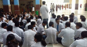 नेपालभर आकस्मिक बाहेकका स्वास्थ्य सेवा बन्द: उपभोक्ता अदालतको क्षेत्राधिकार र मेडिकल काउन्सिलको अधिकारमाथि विवाद