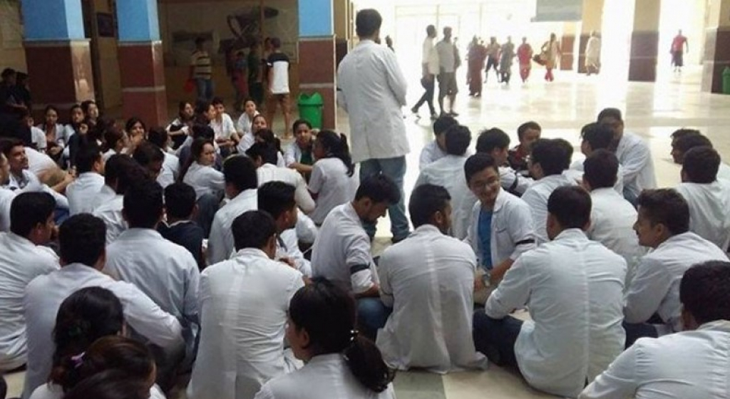 नेपालभर आकस्मिक बाहेकका स्वास्थ्य सेवा बन्द: उपभोक्ता अदालतको क्षेत्राधिकार र मेडिकल काउन्सिलको अधिकारमाथि विवाद