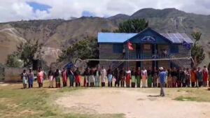 विद्यालयको भवन नहुँदा भुइँमै बसेर पढ्न बाध्य मुगुका विद्यार्थी