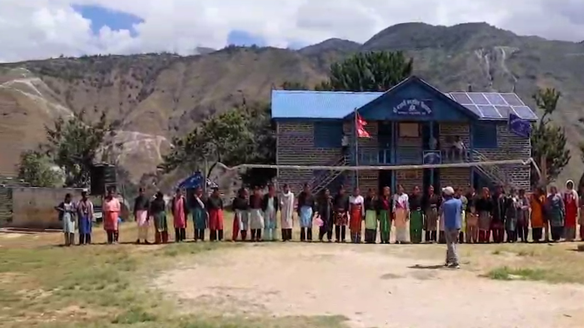 विद्यालयको भवन नहुँदा भुइँमै बसेर पढ्न बाध्य मुगुका विद्यार्थी