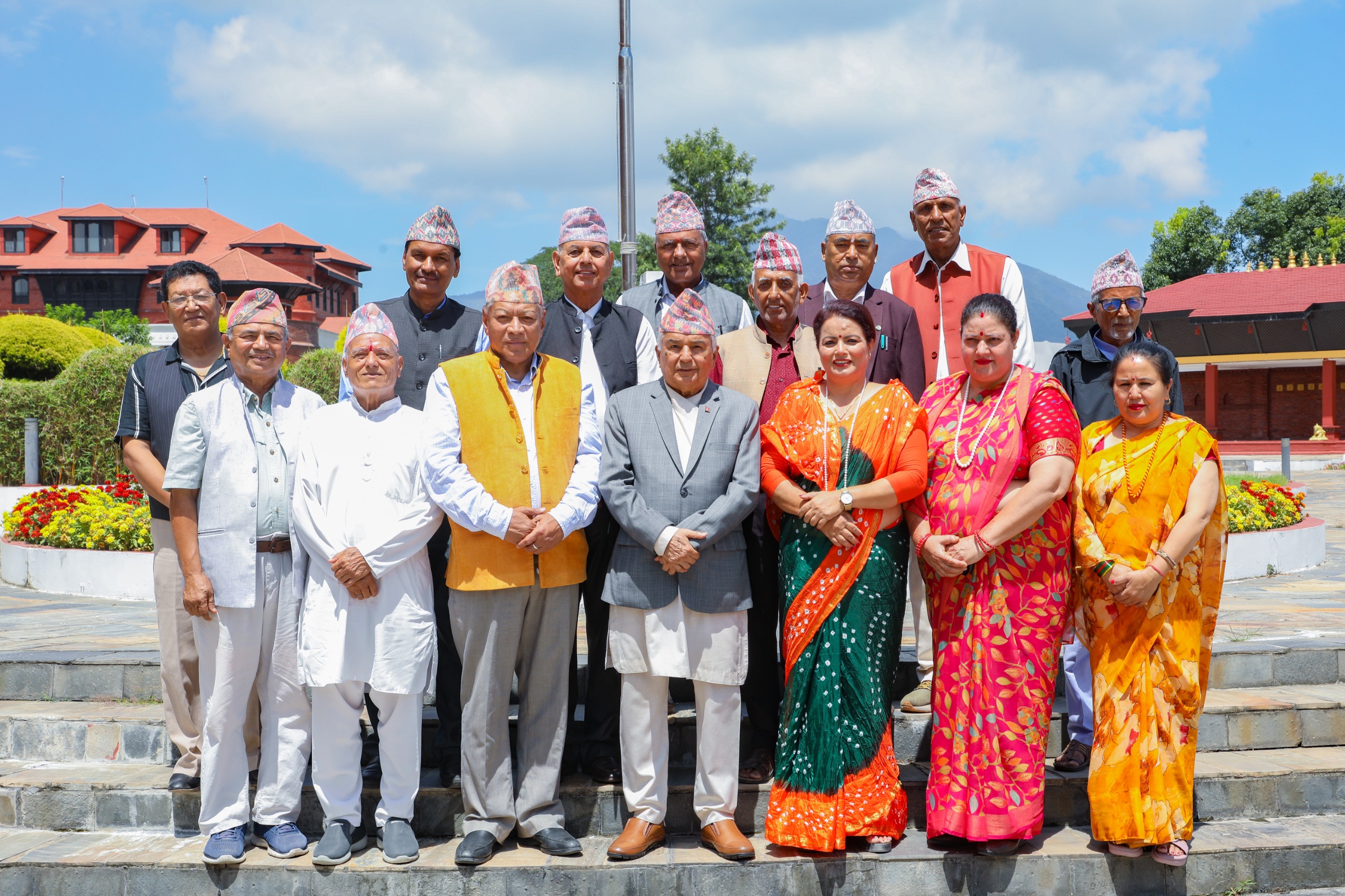 राष्ट्रपति पौडेलसंग ज्येष्ठ राष्ट्रिय नागरिक महासंघका प्रतिनिधिमण्डलद्धारा भेट