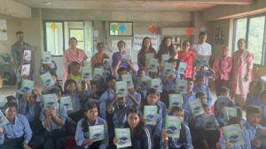 सांग्रिला डेभलपमेन्ट बैंकद्वारा विद्यार्थीलाई स्टेशनरी सामग्री वितरण