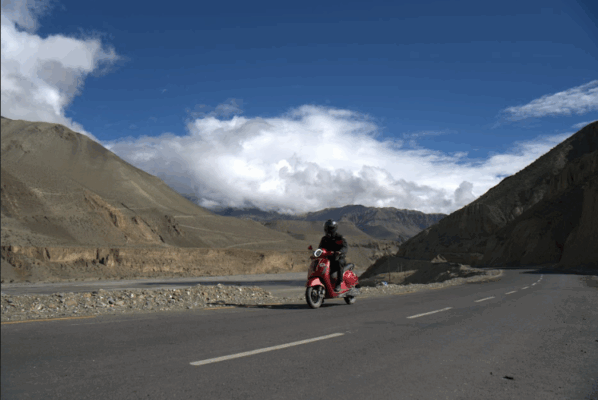 नेपालको कोरला सीमासम्म पुग्ने पहिलो ईभी स्कुटर बन्यो – बजाज चेतक ईभी