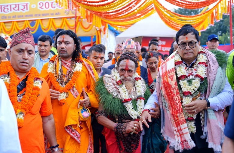 कालीबाबाको  निमन्त्रणाामा भारतीय जल परिवहनमन्त्री सोनोवाल  पशुपतिमा