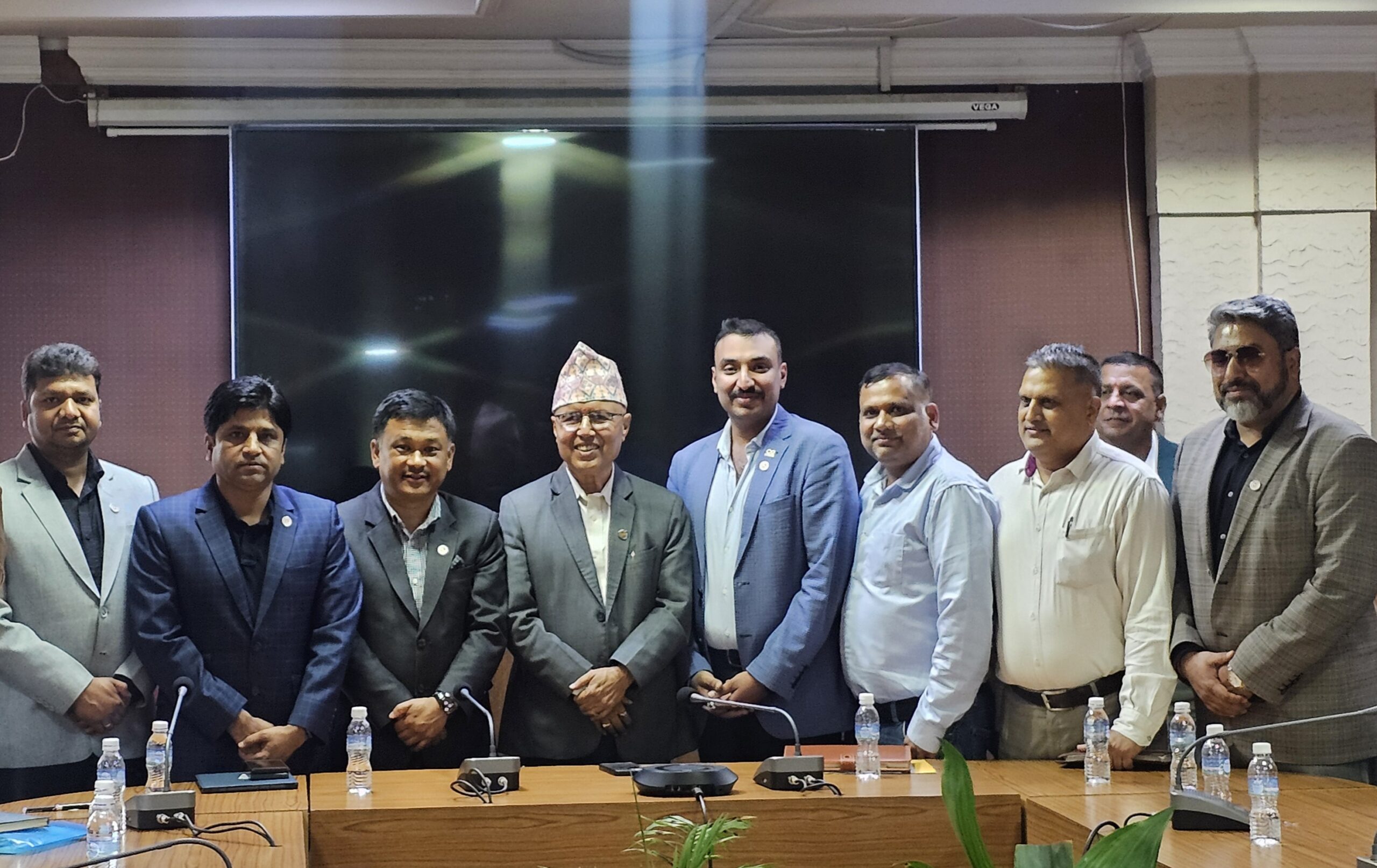 अर्थमन्त्री खनालसँग नाडाका पदाधिकारीकाे भेट, देशको वर्तमान आर्थिक अवस्थाबारे छलफल