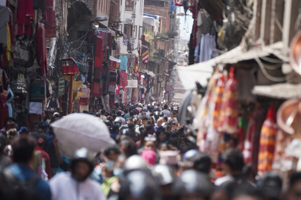 दशैँ नजिकिएसँगै न्यूरोडमा किनमेल गर्नेहरुको भिड {फोटो फिचर}