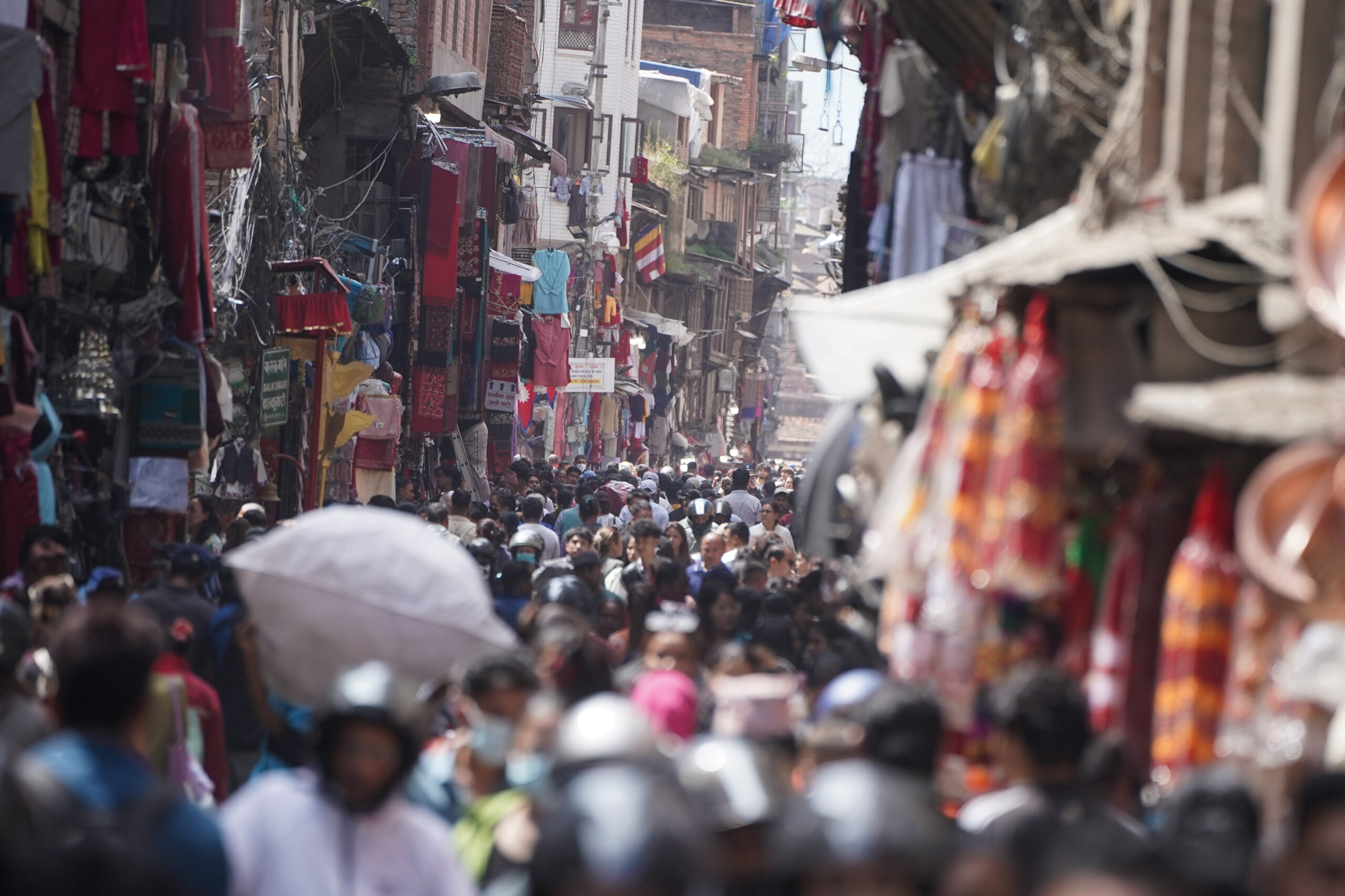 दशैँ नजिकिएसँगै न्यूरोडमा किनमेल गर्नेहरुको भिड {फोटो फिचर}