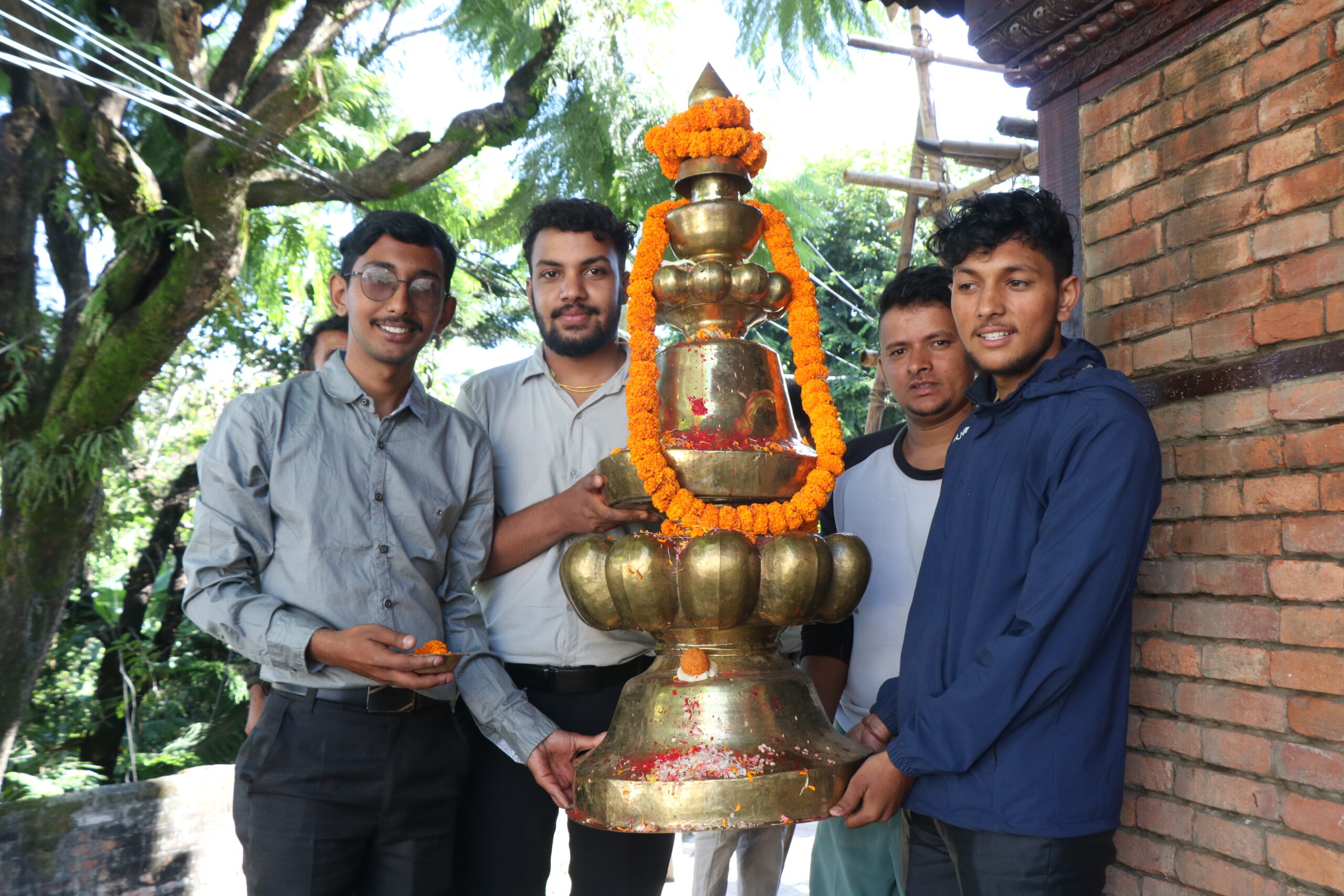 सयवर्ष भन्दा पुरानो ऐतिहासिक ब्रह्मा मन्दिरमा गजुर स्थापना (तस्बिरसहित)