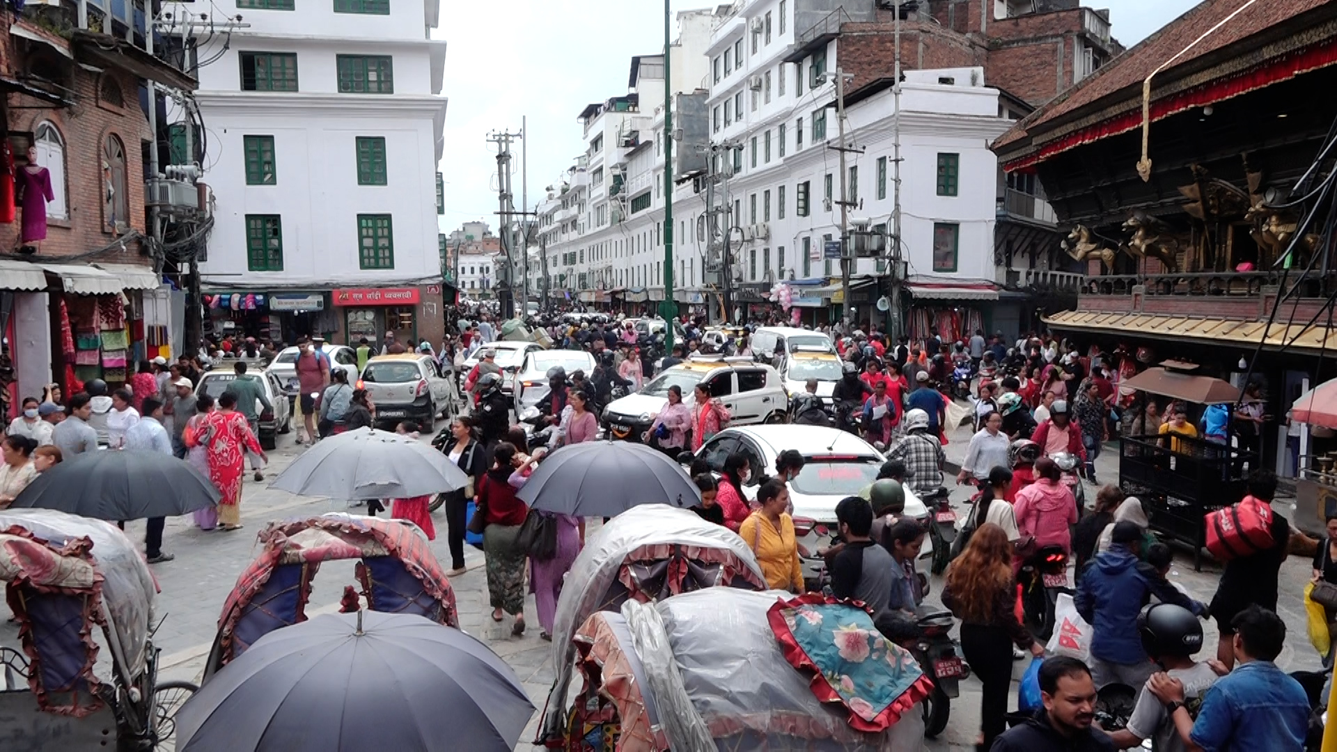 दशैं बजारको चहलपहल : भीड बढ्यो व्यापार बढेन्