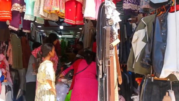 दशैँ लागेसँगै मन्थली बजारमा किनमेल गर्नेको भिड