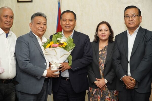 कुलमान घिसिङले निर्माण व्यवसायीलाई भने- कसैप्रति पूर्वाग्रही भएर जीर्ण आयोजनाका ठेक्का तोड्दैनौं