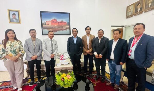 शेयर लगानीकर्ताहरूले भेटे गभर्नर, आवश्यक कदम चाल्न दिए ६ सुझाव