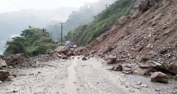देशका मुख्य राजमार्गमा लगातार पहिरो, यातायात अवरुद्ध