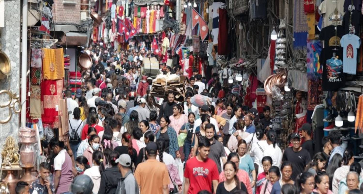 दशैंमा फुटपाथको रौनक, ठूला मलमा सुनसान