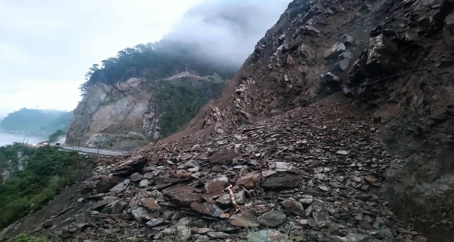 धादिङमा पहिरोले पृथ्वी राजमार्ग अवरुद्ध, यात्रु अलपत्र