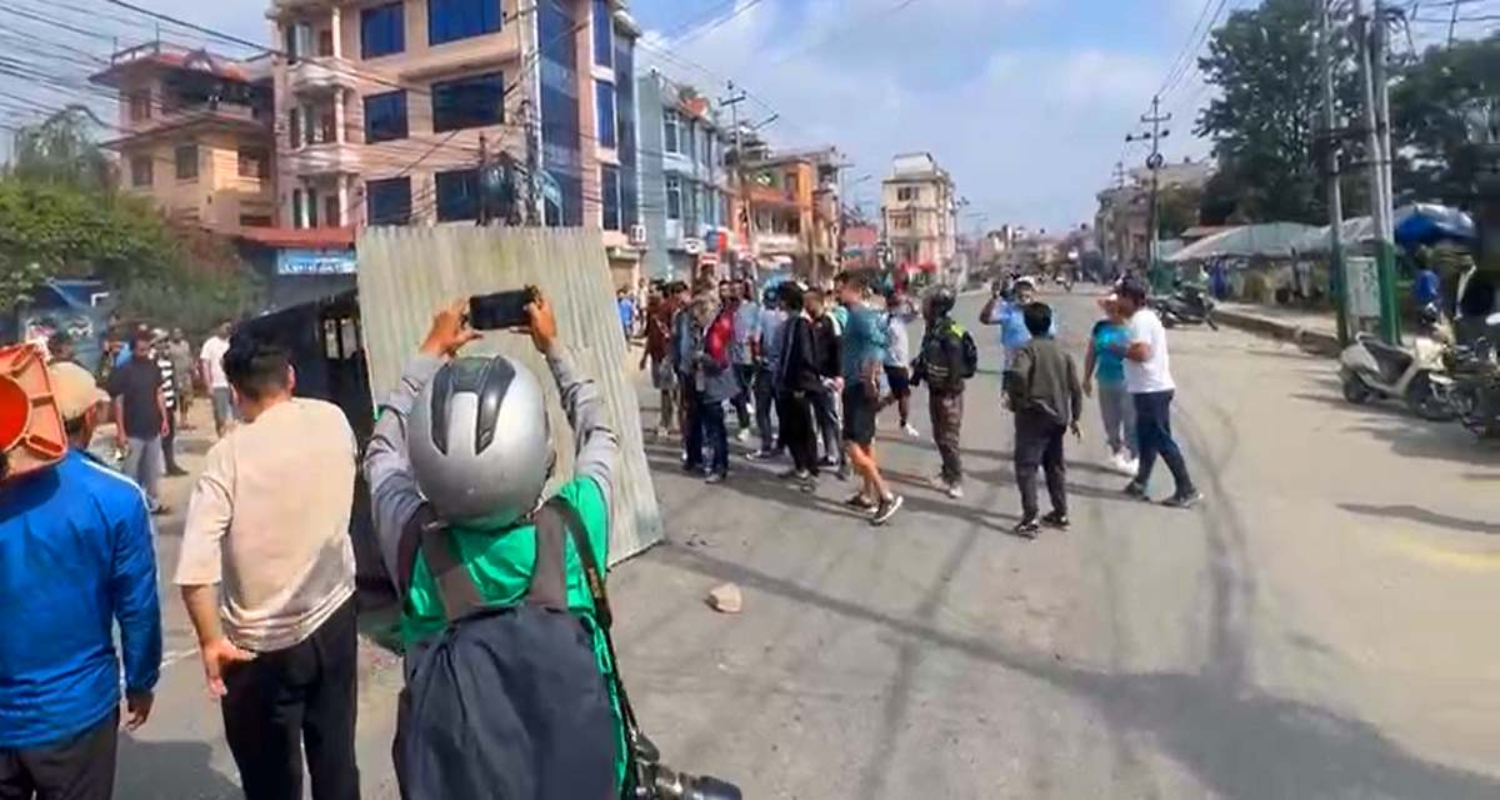 प्रचण्ड निवास अगाडि प्रहरी बिट भत्काइयो, उपत्यकामा कर्फ्यू