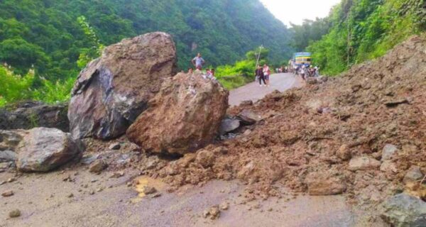 वर्षाको प्रकोप : देशभर पाँच सडक पूर्ण बन्द, यात्रुहरू अलपत्र