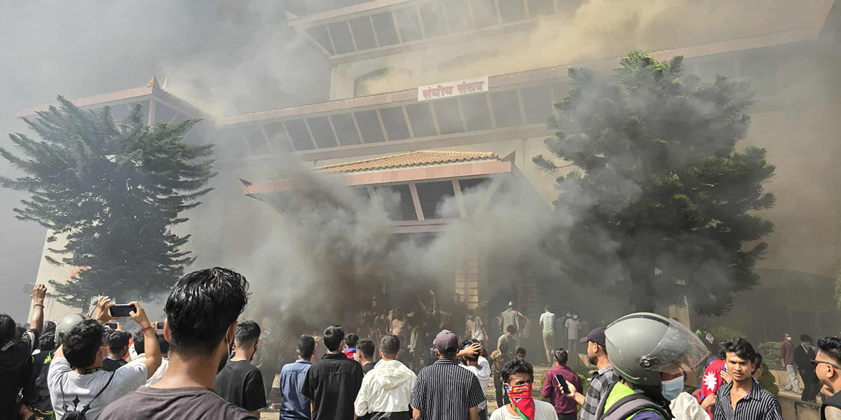 तीनैजना मन्त्रीहरु संसद भवन र सर्वोच्चको संयुक्त अवलोकनमा जाँदै