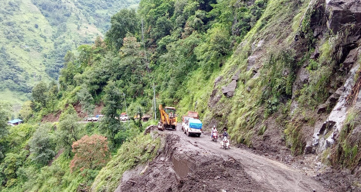 दम्रे–बेसीसहर–चामे सडक तीन दिनपछि पुनः खुल्यो, यातायात सुचारु