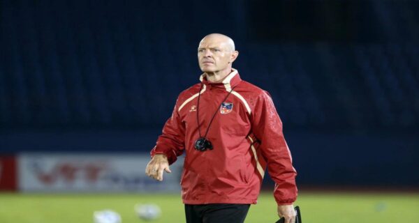 राष्ट्रिय फुटबल टिमका मुख्य प्रशिक्षक म्याट रोसले अचानक राजीनामा दिए